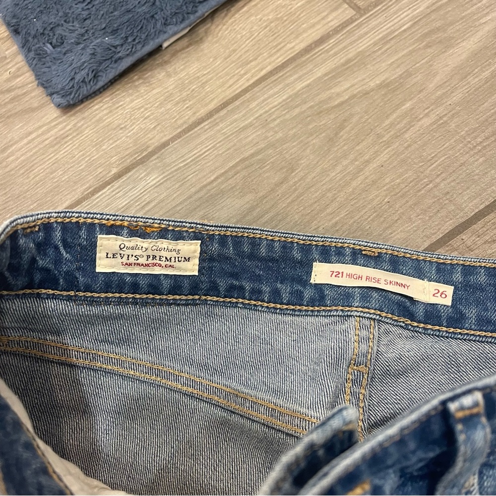 Levi 721 High Rise Ripped Skinny Jeans - Picture 2 of 6